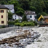 A Chippis, une pelleteuse enlève des pierres dans le lit de la Navizence, qui se jette dans le Rhône, au lendemain des intempéries